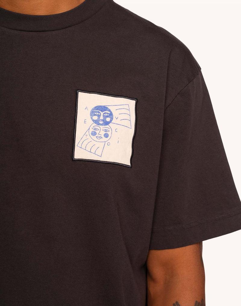 OLOW Avec Toi T-Shirt in Schwarz – Detailansicht des Brustpatches